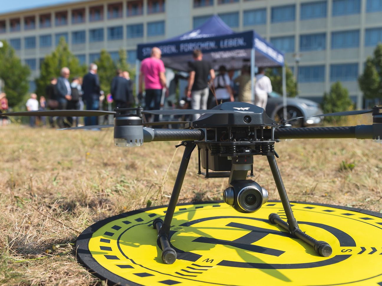 Field test in the new campus network: The commissioning was followed by a live demonstration of a 5G drone. 