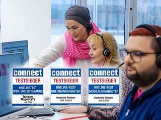 Drei Mitarbeitende bei der Arbeit im Servicecenter. Dazu sind die Testsiegel von Connect abgebildet.