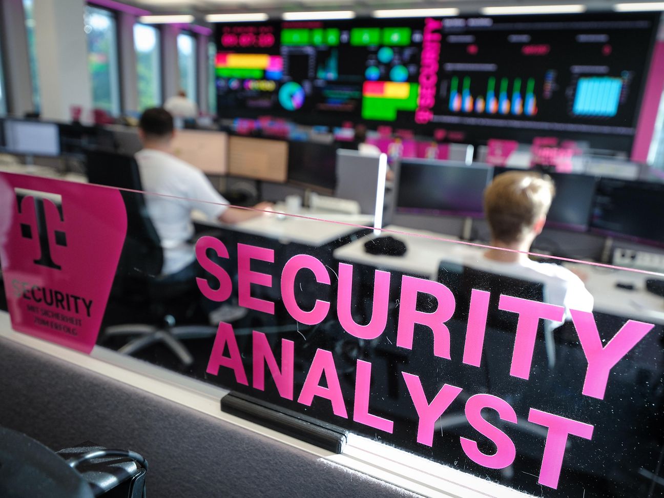 Tense cyber situation: Telekom expands protection center.