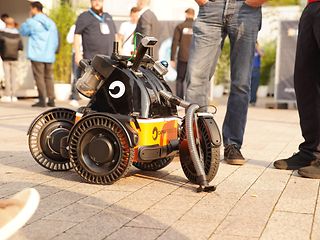 Staubsaugerähnlicher Roboter.