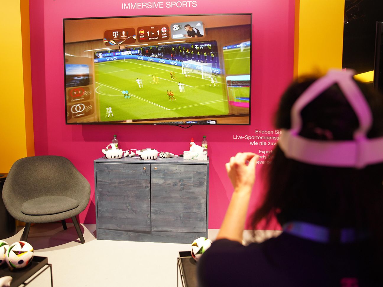 Personen mit VR Brille vor Fernsehwand