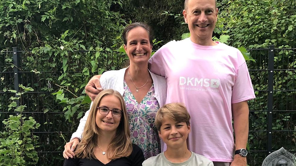 Joachim Neubauer mit seiner Frau und den beiden Kindern.