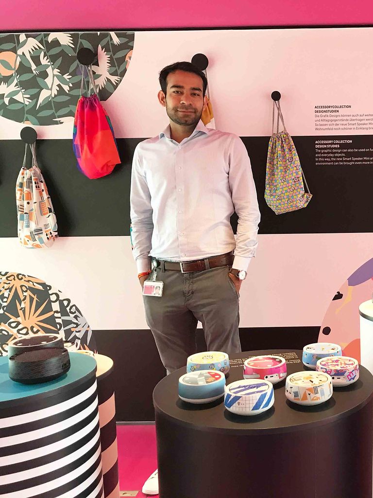 Ein Mann präsentiert den speziell designten Magenta Smart Speaker