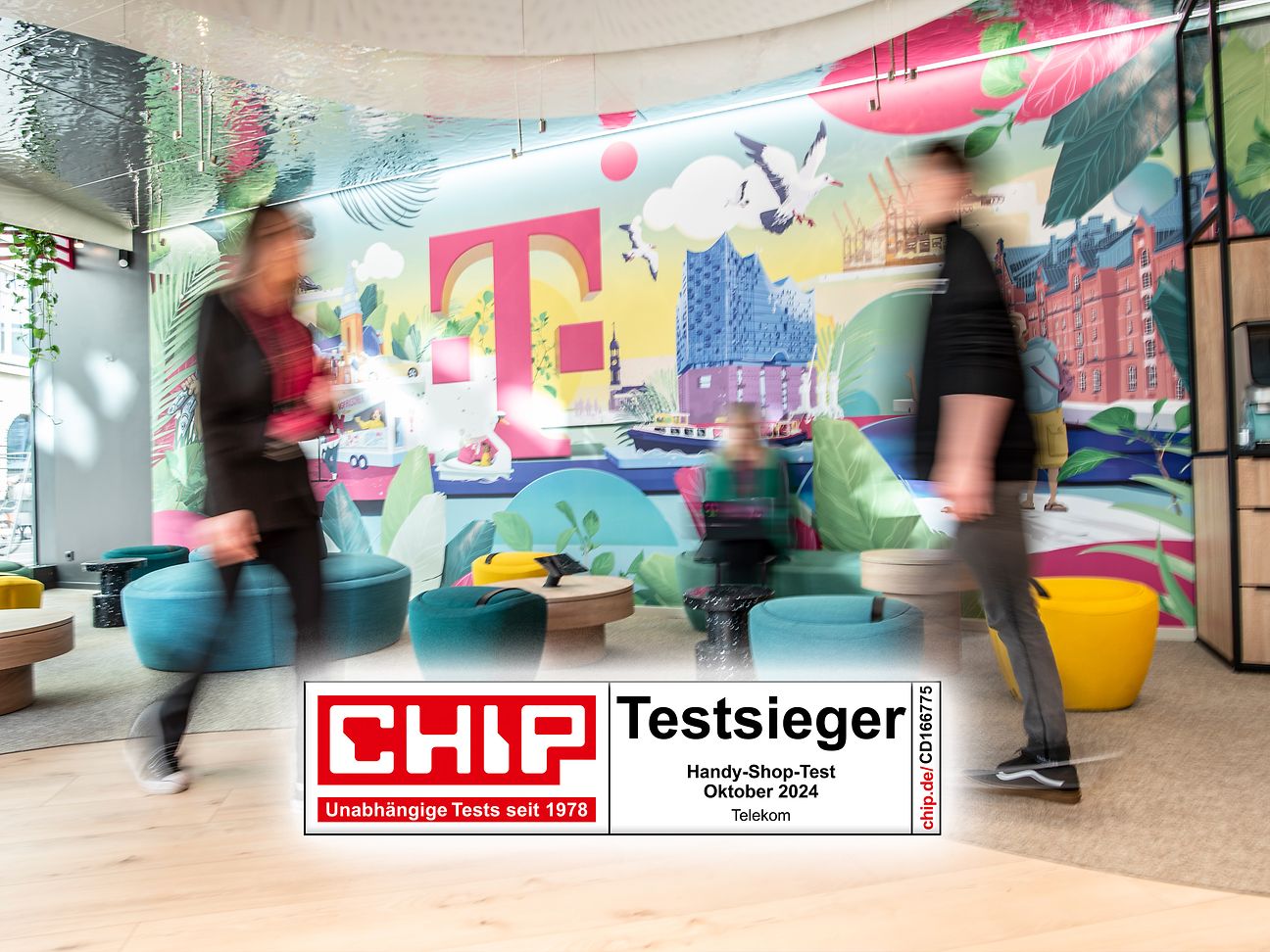 Wandmotiv des Flagship-Stores in Hamburg. Davor gehen zwei Kunden vorbei. Zusätzlich ist das Testsiegel von CHIP abgebildet. 