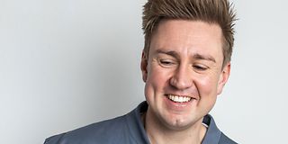 Ein Gesicht eines lächelnden jungen Mannes