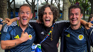 Drei Fussballfans lächeln in die Kamera