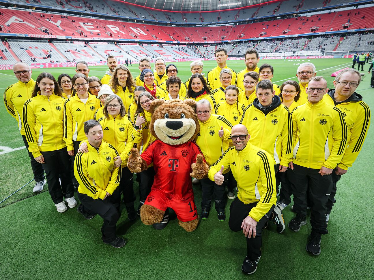 FC Bayern Maskottchen Berni empfing das TeamSOD am Spielfeld der Allianz Arena.