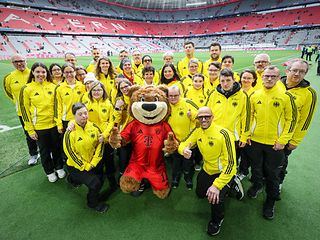 FC Bayern Maskottchen Berni empfing das TeamSOD am Spielfeld der Allianz Arena.