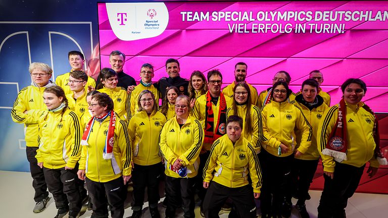 Die Special Olympics Sportler mit Thomas Müller