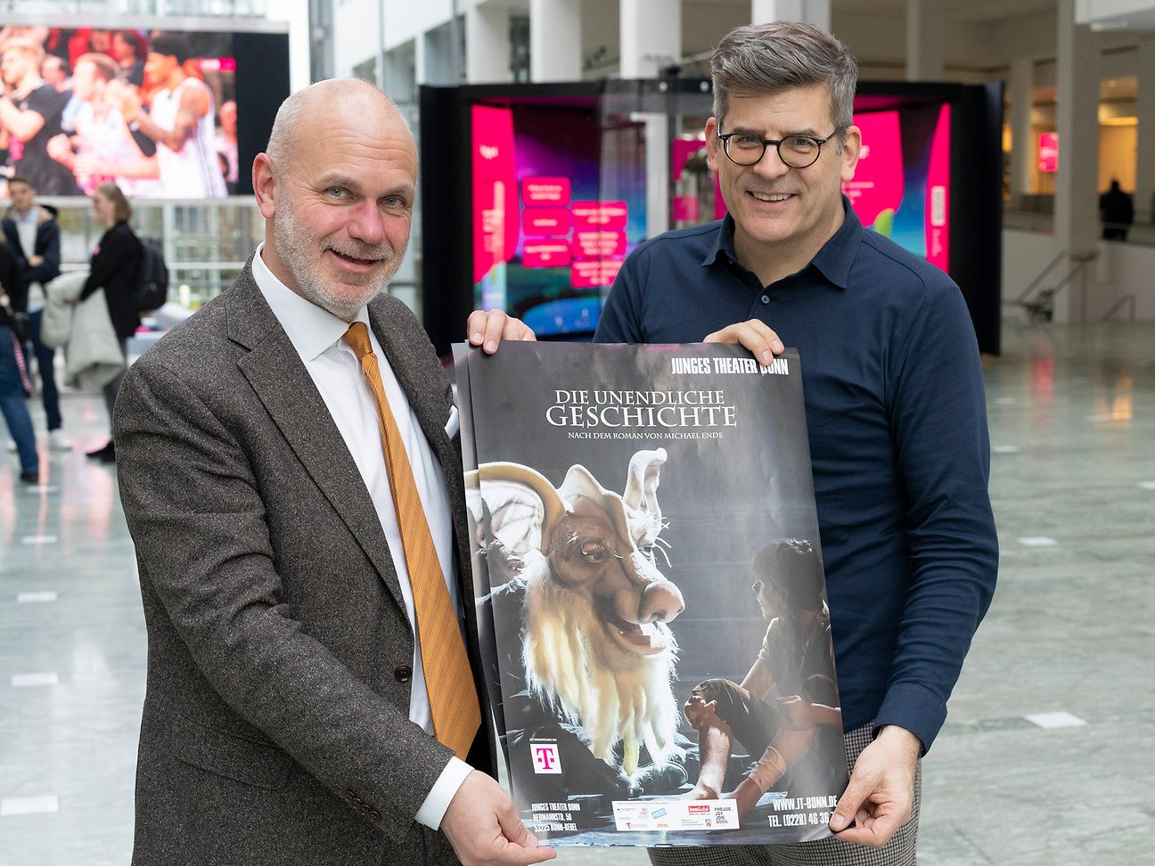 Moritz Seibert, Intendant des Jungen Theaters Bonn, und Philipp Schinder Leiter Corporate Communications der Telekom.