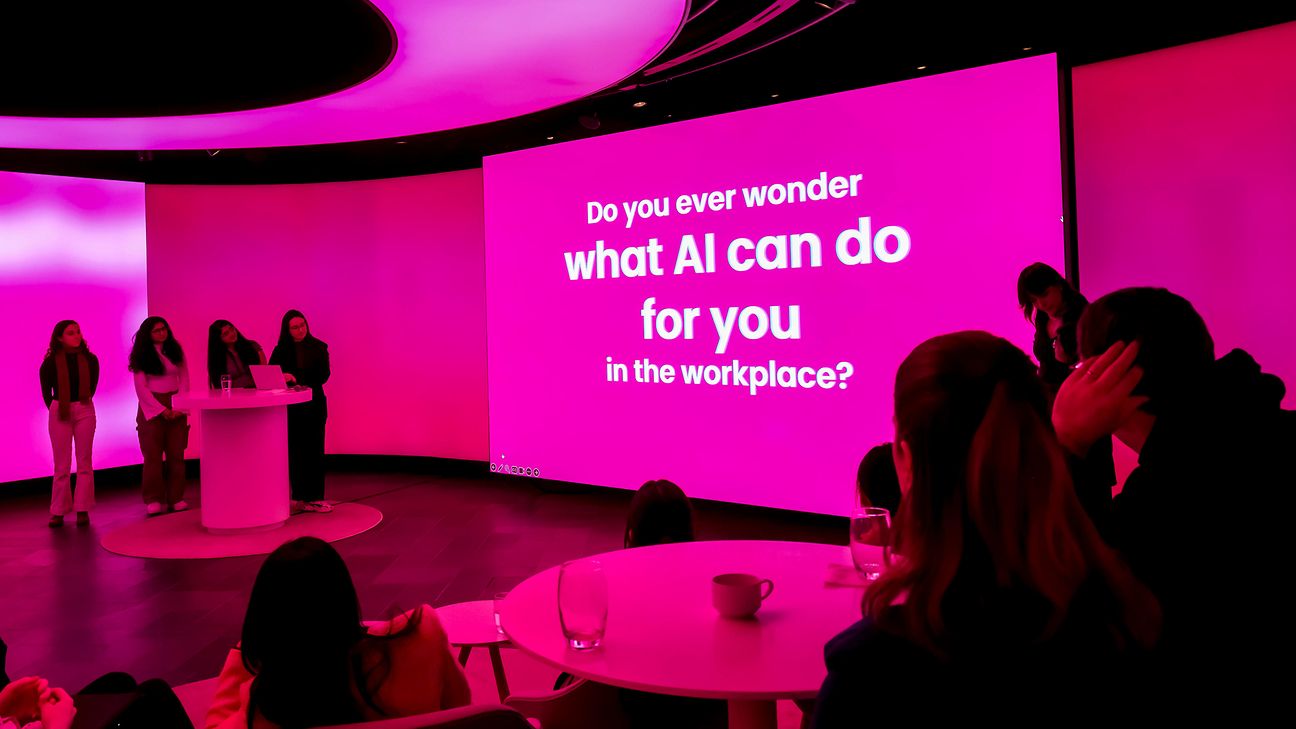 A group of Femtec scholarship holders presenting their results from the Femtec Innolab at Telekom's T Gallery.