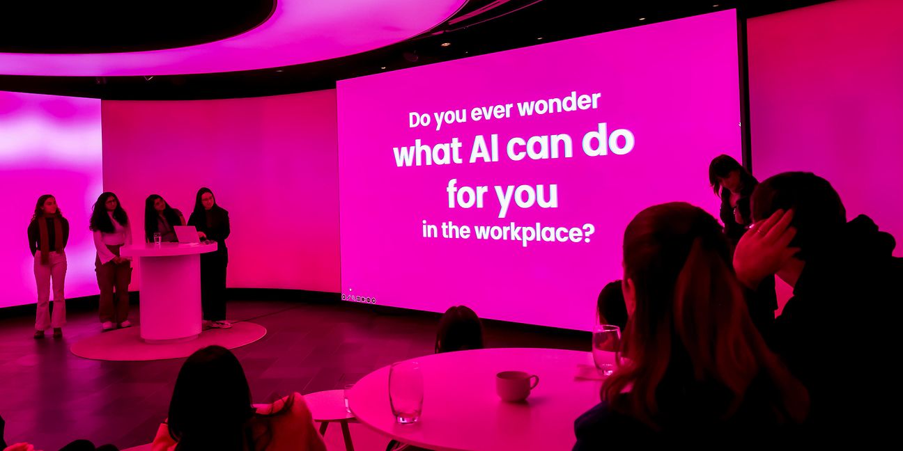 A group of Femtec scholarship holders presenting their results from the Femtec Innolab at Telekom's T Gallery.