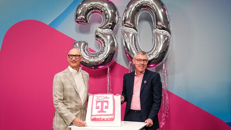  Tim Höttges und Christian Illek mit Torte und Luftballons zum 30jährigen Firmenjubiläum.