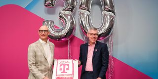  Tim Höttges und Christian Illek mit Torte und Luftballons zum 30jährigen Firmenjubiläum.