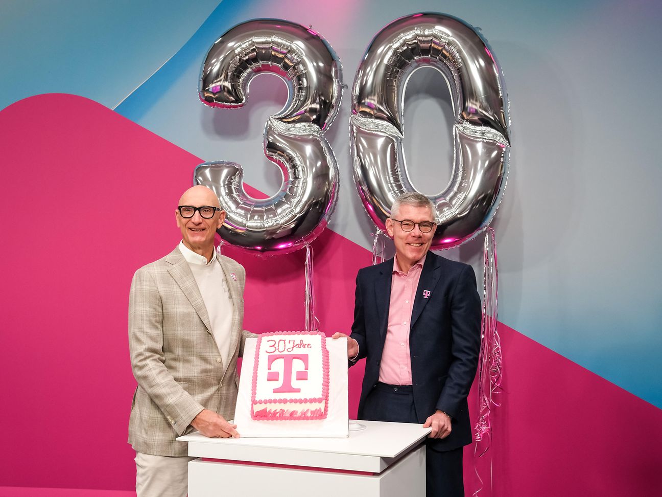  Tim Höttges und Christian Illek mit Torte und Luftballons zum 30jährigen Firmenjubiläum.