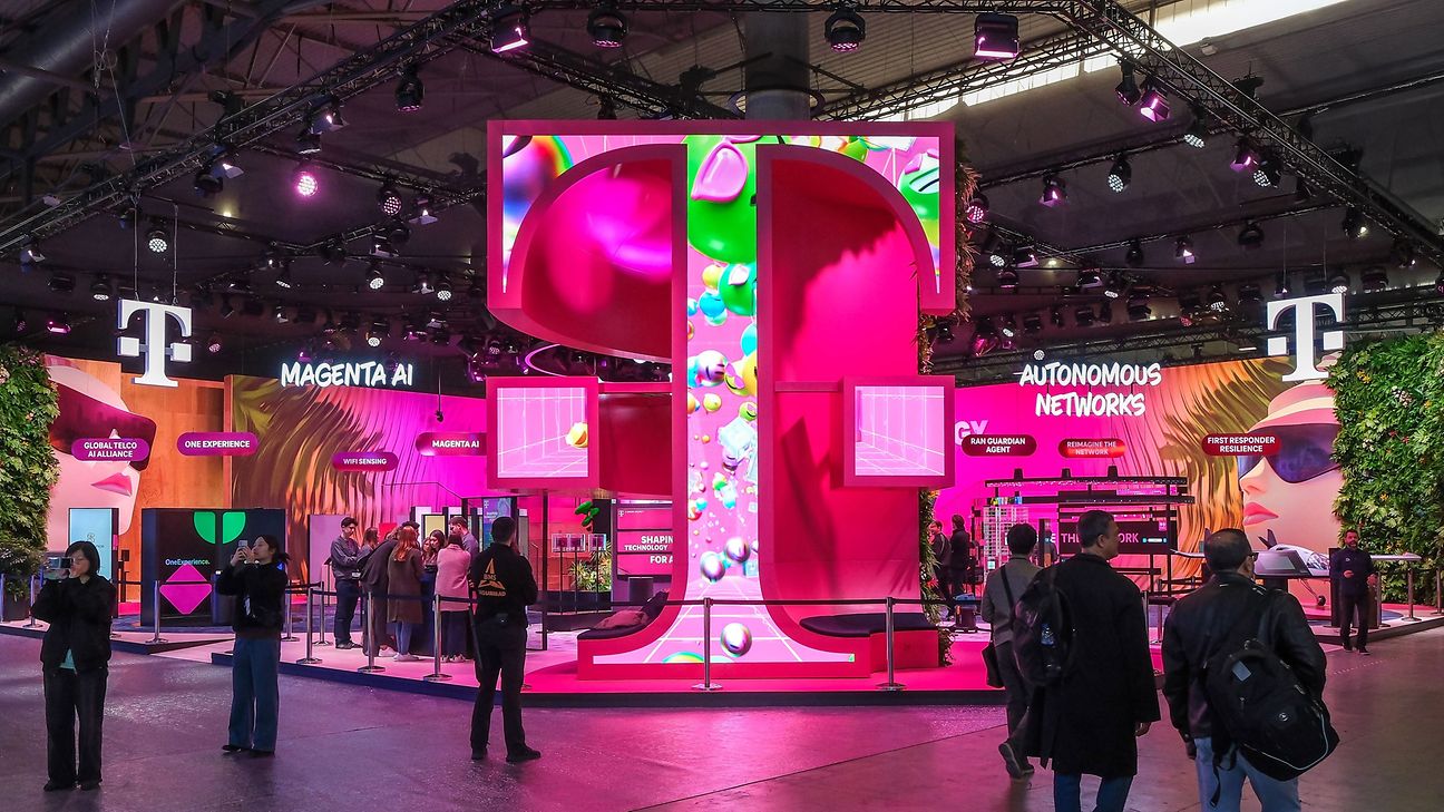 Rund 1.000 Quadratmeter Fläche, viele KI-basierte Innovationen und ein imposantes 3D-Logo: Der Stand der Telekom beim MWC.