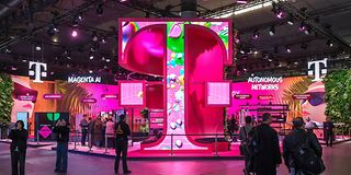Rund 1.000 Quadratmeter Fläche, viele KI-basierte Innovationen und ein imposantes 3D-Logo: Der Stand der Telekom beim MWC.