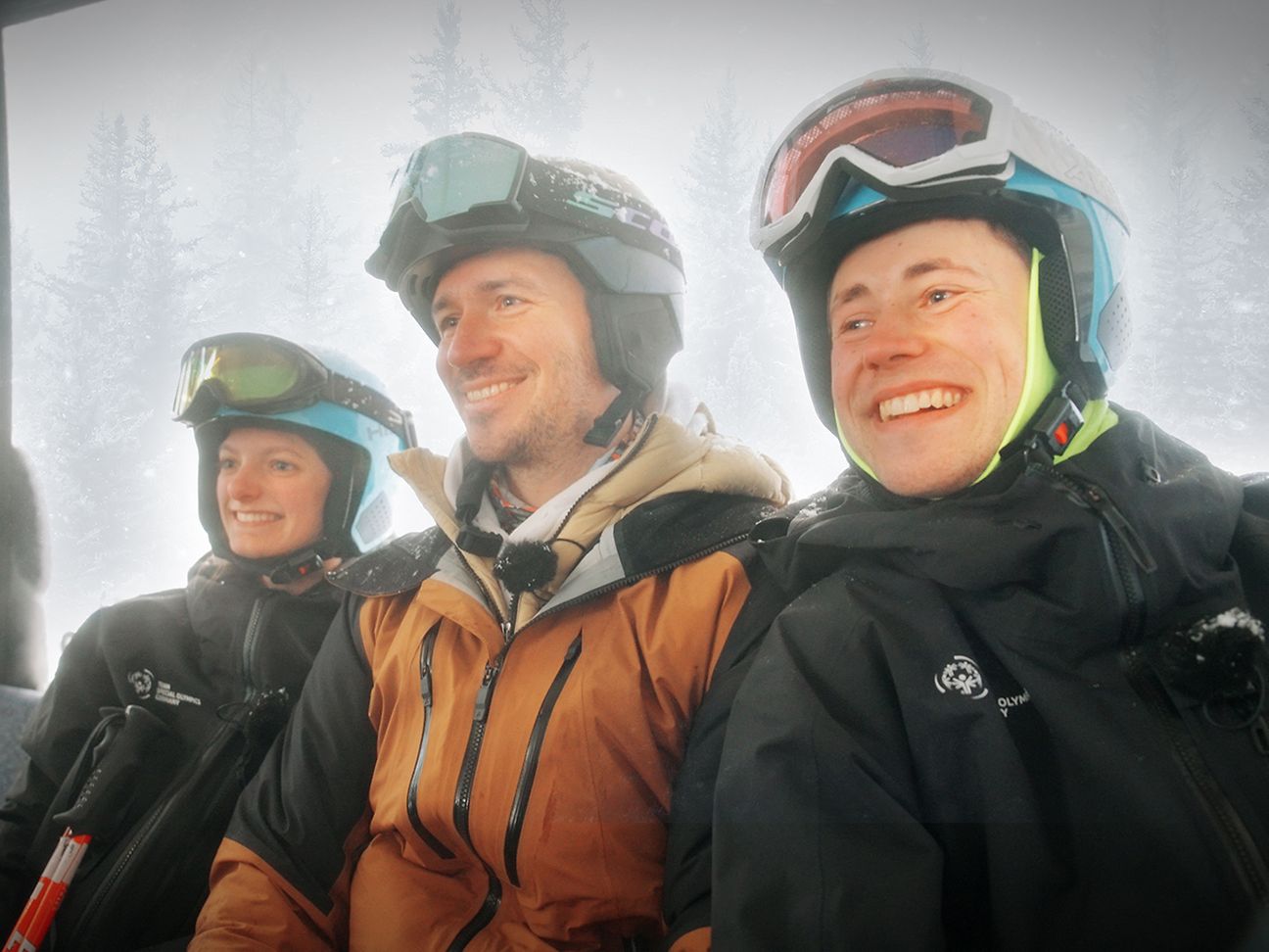 Felix Neureuther gemeinsam mit Samantha Hüttner (links) und Florian Daimer (rechts) vom TeamSOD.