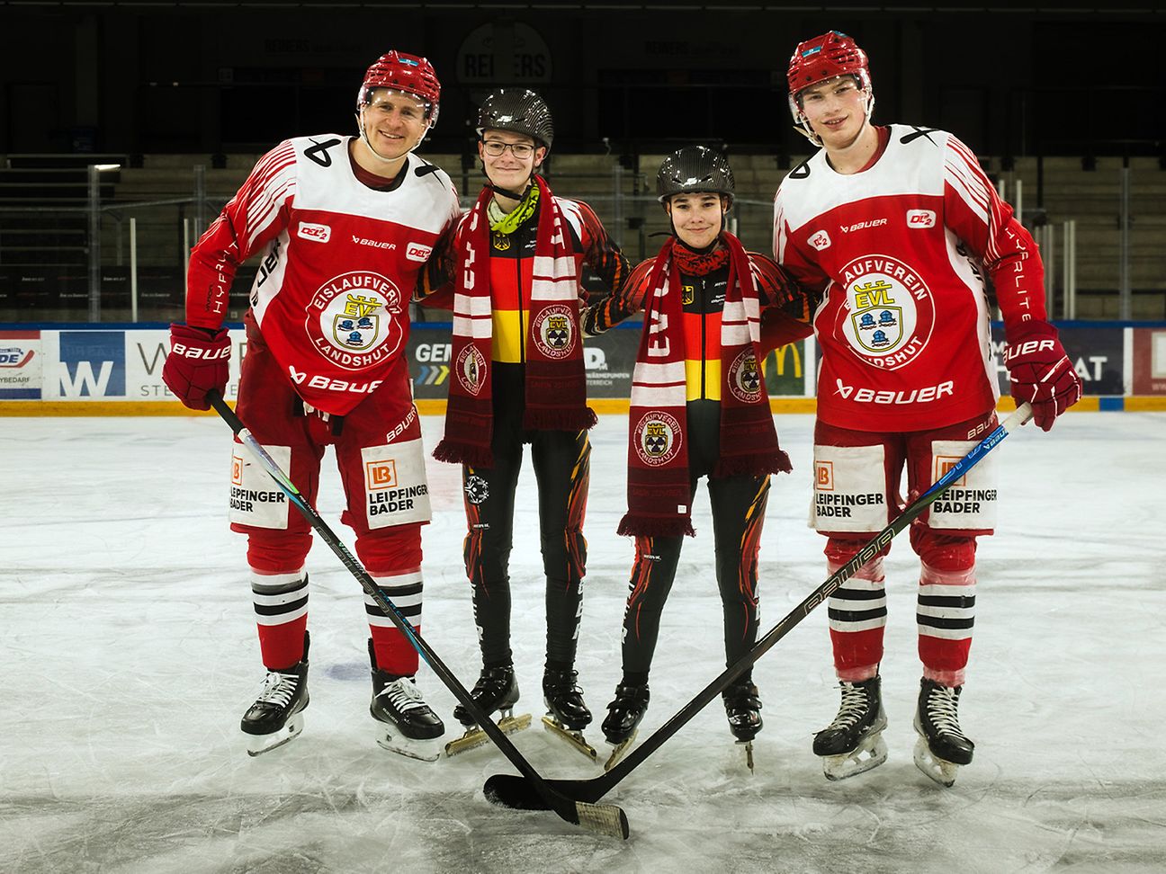 Sophie und Justin Dziadek mit 2 Eishockey-Spielern.