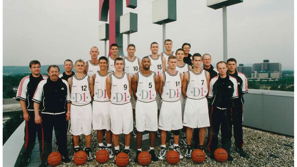 D1 stürmt 1. Liga: 1998 wurde das Teamfoto auf dem Dach der Telekom-Zentrale geschossen.