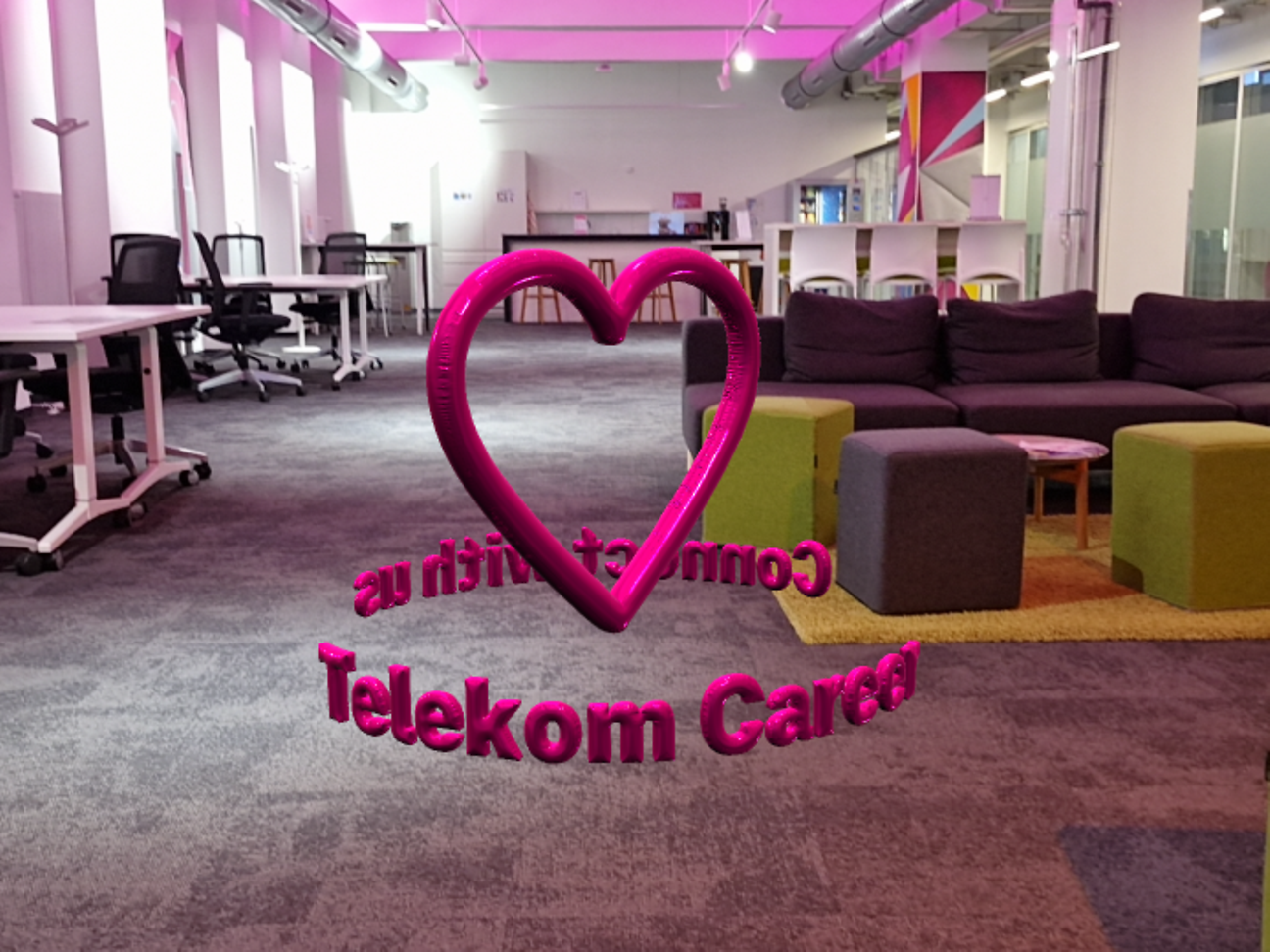 In einem Büro schwebt zwischen Möbeln ein Herz als AR Objekt im Balloneffekt mitten im Raum 