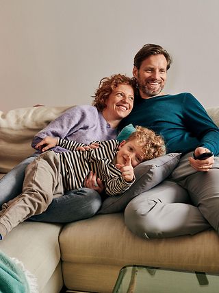 Familie auf der Couch.