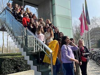 46 Frauen stehen hintereinander auf einer Außentreppe vor der Bonner Telekom Zentrale 