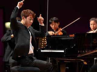 Hans Suh playing piano.