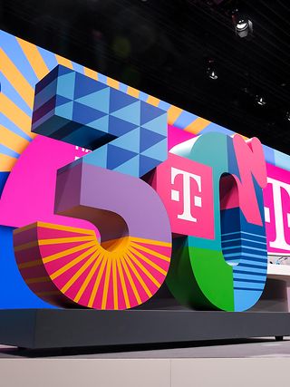 Eine große, bunte „30“, aufgestellt auf einer Bühne.