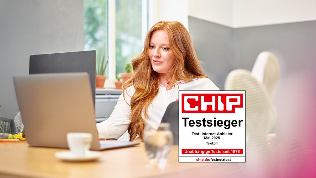 KI generiertes Schmuckbild Frau am Schreibtisch.