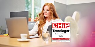 KI generiertes Schmuckbild Frau am Schreibtisch.