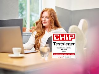 KI generiertes Schmuckbild Frau am Schreibtisch.