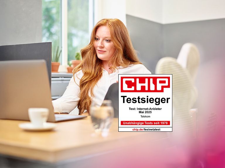KI generiertes Schmuckbild Frau am Schreibtisch.