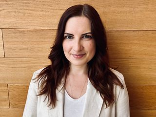 Eine Frau lächelt in die Kamera