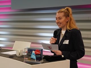 Telekom Volontärin Jana am Rednerpult. 