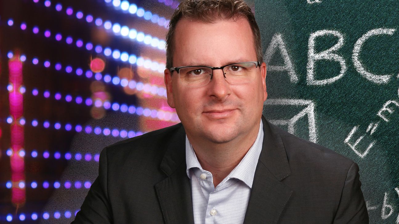 Alexander Nollen vor digitaler Tafel.