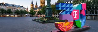 Bild vom Bonner Münsterplatz mit Beethoven-Statue und Bonner Münster und Schrift "30 Jahre T"