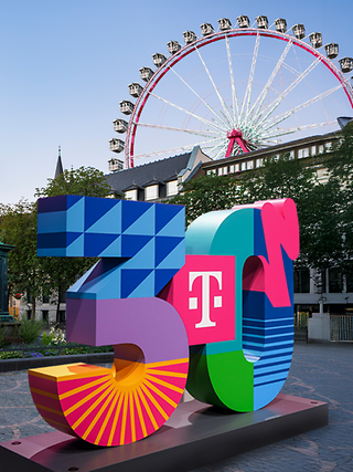 Bild vom Bonner Münsterplatz mit Beethoven-Statue und Bonner Münster und Schrift "30 Jahre T"