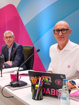 Christian Illek (links) und Tim Höttges auf der Pressekonferenz.