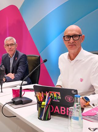 Christian Illek (left) and Tim Höttges at the press conference.