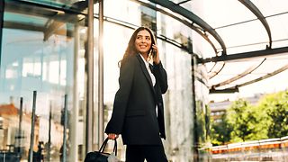 Frau telefoniert mit Smartphone