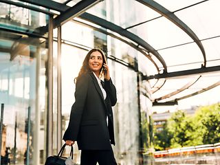Frau telefoniert mit Smartphone