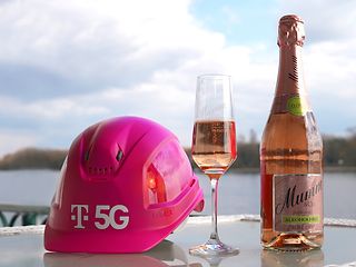 Symbolbild mit Helm und Sektfalsche.