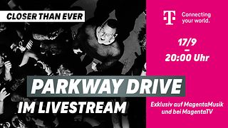 Sänger umringt von Fans, die Hände hochstrecken. Rechts der Hinweis zum Konzerttermin