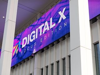 Leuchtende Fassadenprojektion am Eingang zur Digital X.