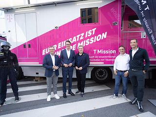 Klaus Werner, Hendrik Wüst, Gottfried Ludewig, Enrico Menge und Dirk Niederau stehen vor einem Einsatztruck.