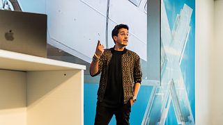 Julian Yogeshwar, an expert in artificial intelligence and digital transformation.