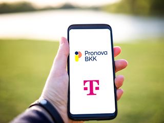Schmuckbild mit Smartphone Display und Logos der Telekom und Pronovba BKK.
