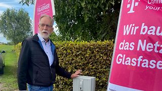 Regionalmanager Volker Ackermann steht vor dem Mini-Netzverteiler