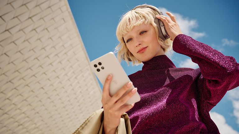 Junge Frau mit Kopfhörern Musik hörend 